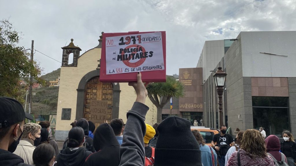 Varios jóvenes se concentraron ayer frente a los juzgados laguneros. Efe