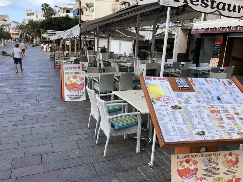 La falta de turistas la sufren los comercios, bares y restaurantes. En la imagen, una terraza en Los Cristianos. J.C.M