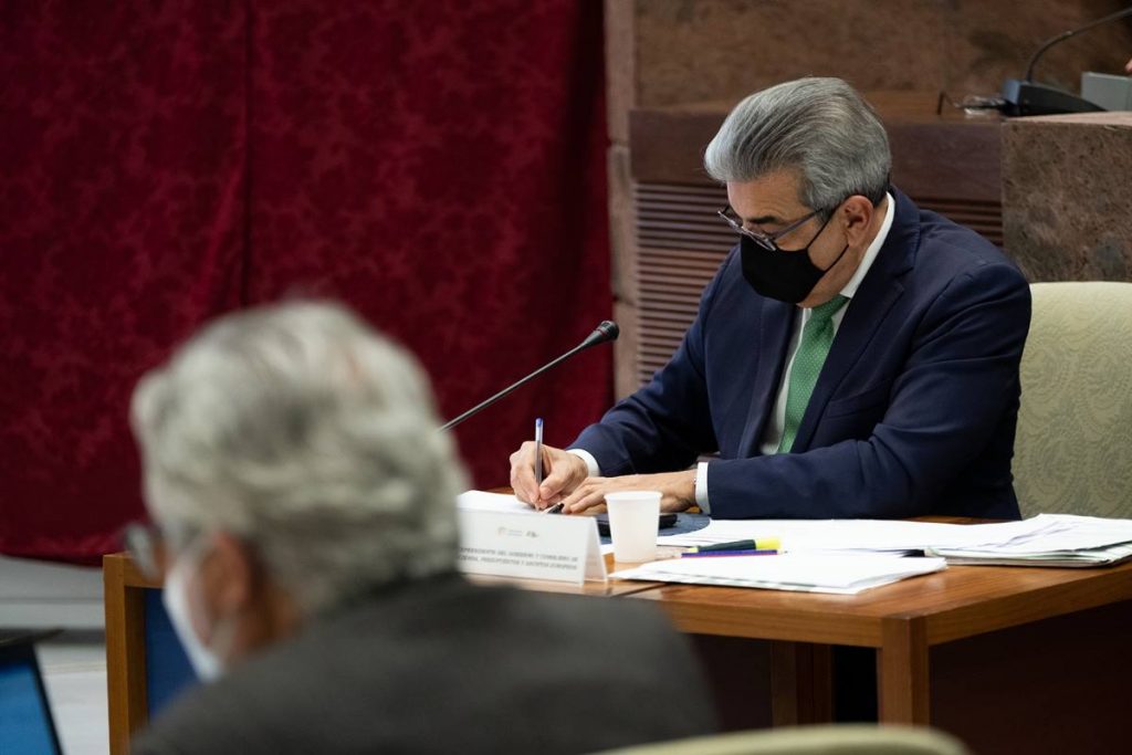 El vicepresidente y consejero de Hacienda, Román Rodríguez, detalla en la comisión parlamentaria el proyecto de los Presupuestos de Canarias. Fran Palllero