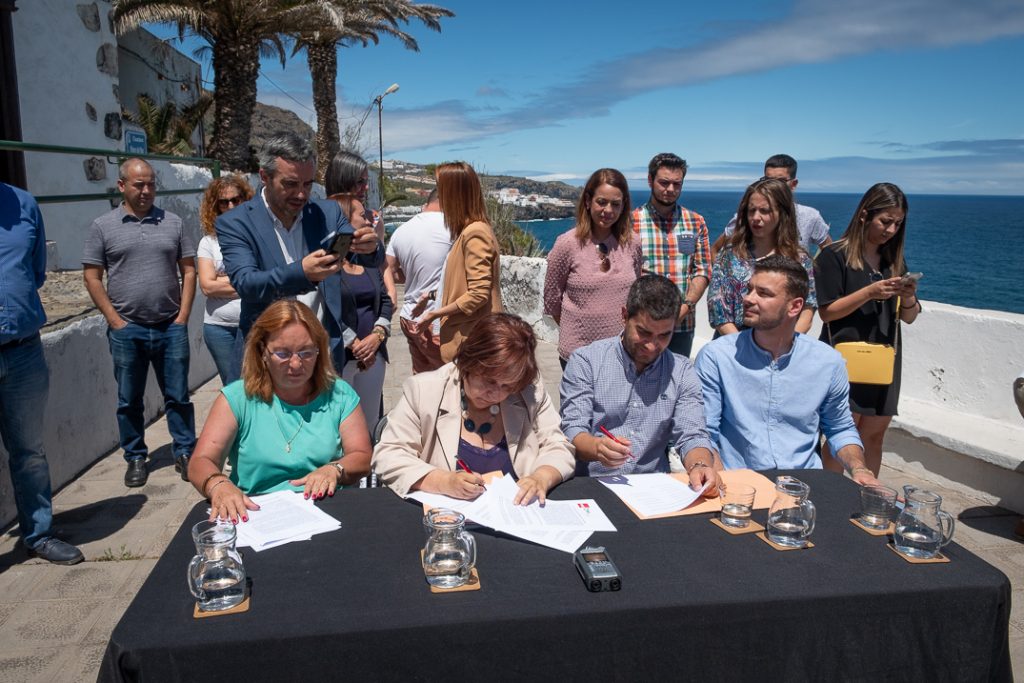 Fidela Velázquez y Juan Siverio (ambos en el centro) firmaron en junio de 2019 el llamado ‘Pacto de la Concordia’ para darle estabilidad al municipio. Fran Pallero