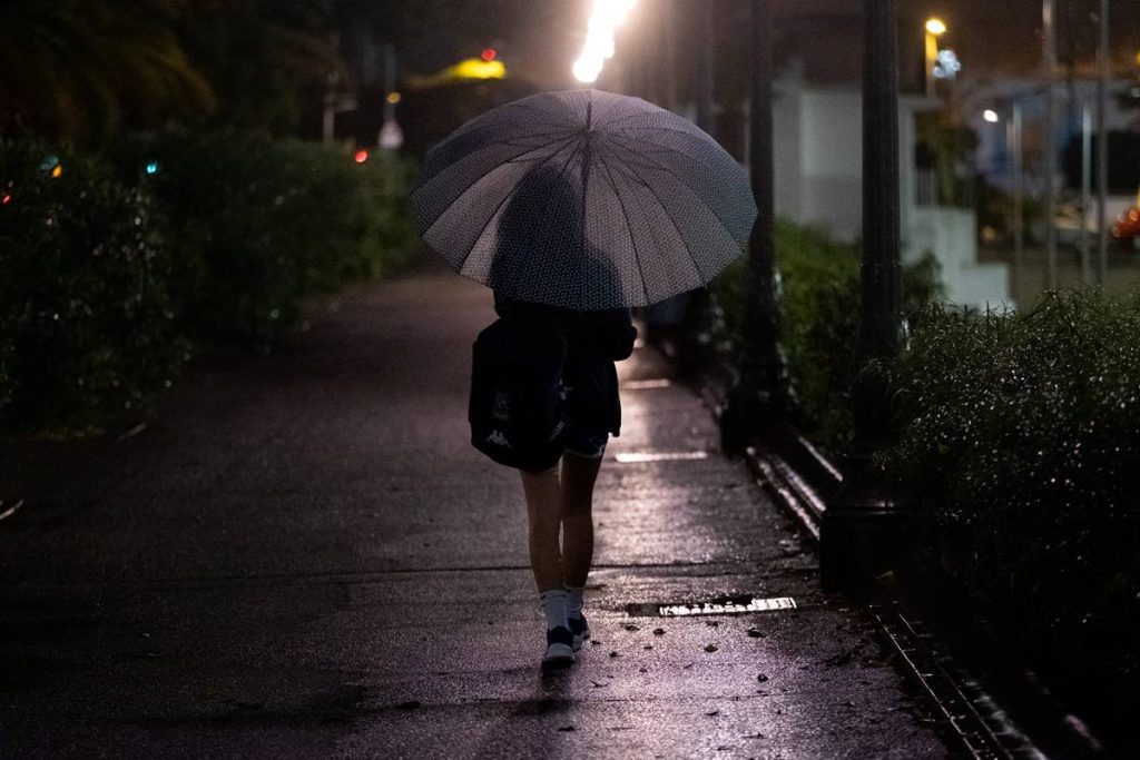 La lluvia ya provocó ayer el uso de paraguas en el área metropolitana de Tenerife. Fran Pallero