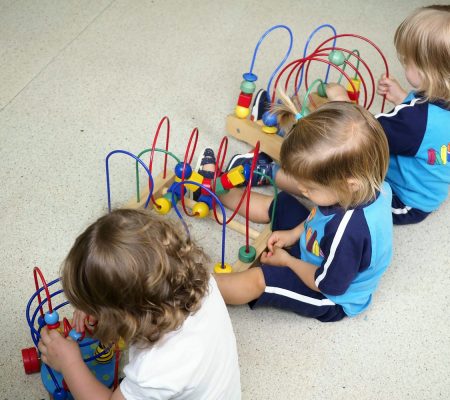 Adiós a los gastos de infantil en Tenerife: cómo pedir el 'cheque guardería' de hasta 800 euros por hijo