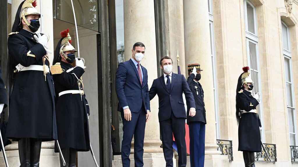 Pedro Sánchez, recibido por Emmanuel Macron en el Palacio del Elíseo, el lunes 13 de diciembre de 2020. Moncloa