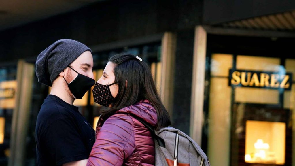 Una pareja con mascarilla en Bilbao. Reuters