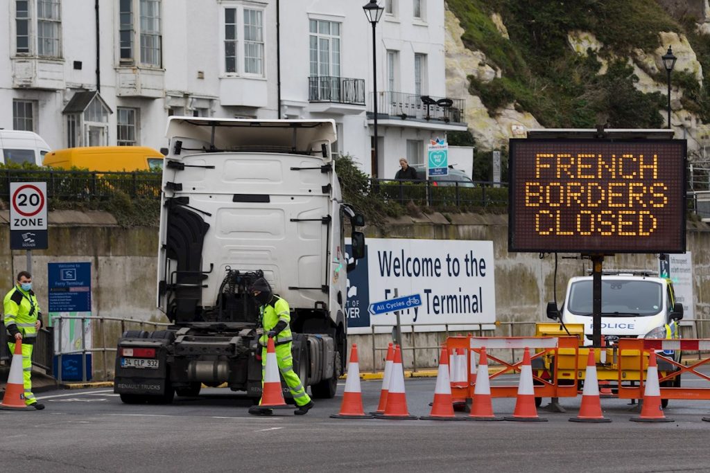 Francia reabre la frontera británica pero impone un control sanitario. EFE