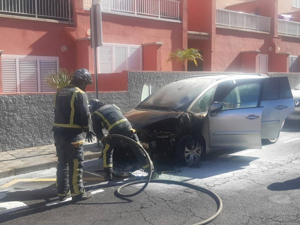 Incendio de un vehículo en la Finca España. Bomberos de Tenerife