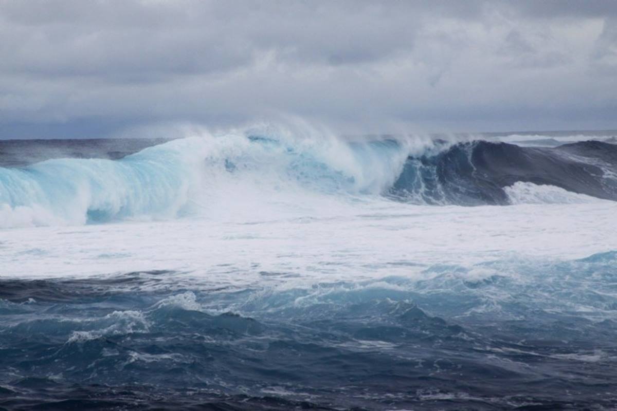 Canarias declara la situación de alerta para este domingo en las islas por fuerte oleaje. EP