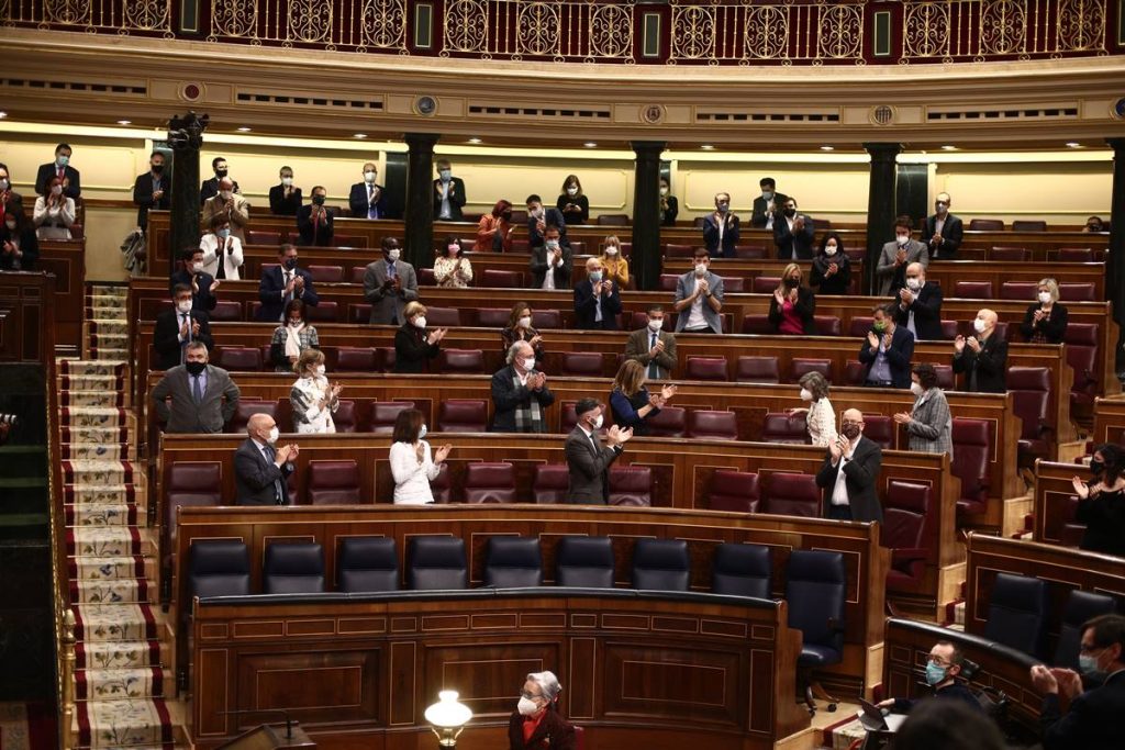 Varios miembros del PSOE aplauden durante una sesión plenaria en el Congreso de los Diputados