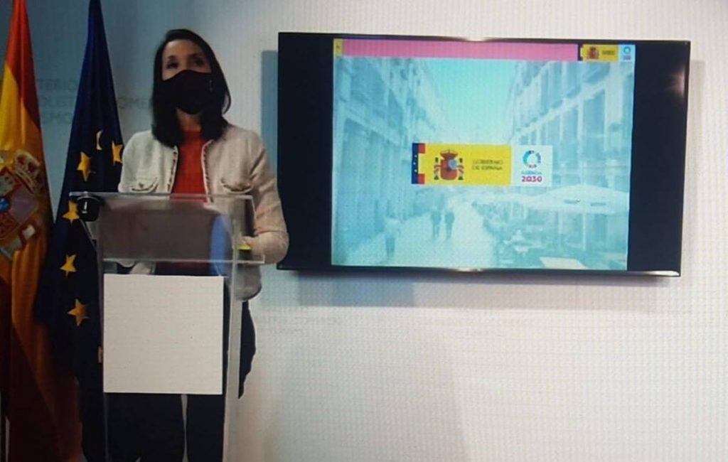 La ministra de Industria, Comercio y Turismo, Reyes Maroto en la rueda de prensa de la Confederencia Sectorial Mixta de Comercio y Turismo en Madrid a 28 de diciembre de 2021