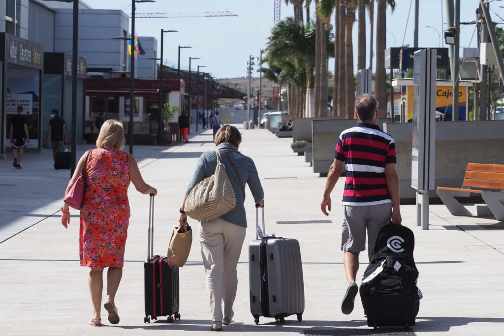Llegada de turistas al aeropuerto de Tenerife Sur