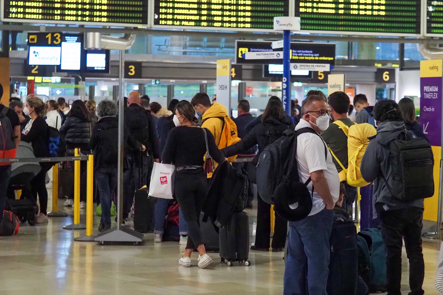 Una imagen de varios pasajeros en el Aeropuerto Tenerife Norte durante la intensa jornada de ayer. Sergio Méndez