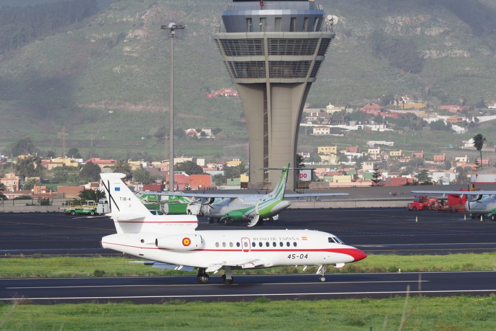 Aterrizaje del avión en Los Rodeos con las vacunas SERGIO MÉNDEZ