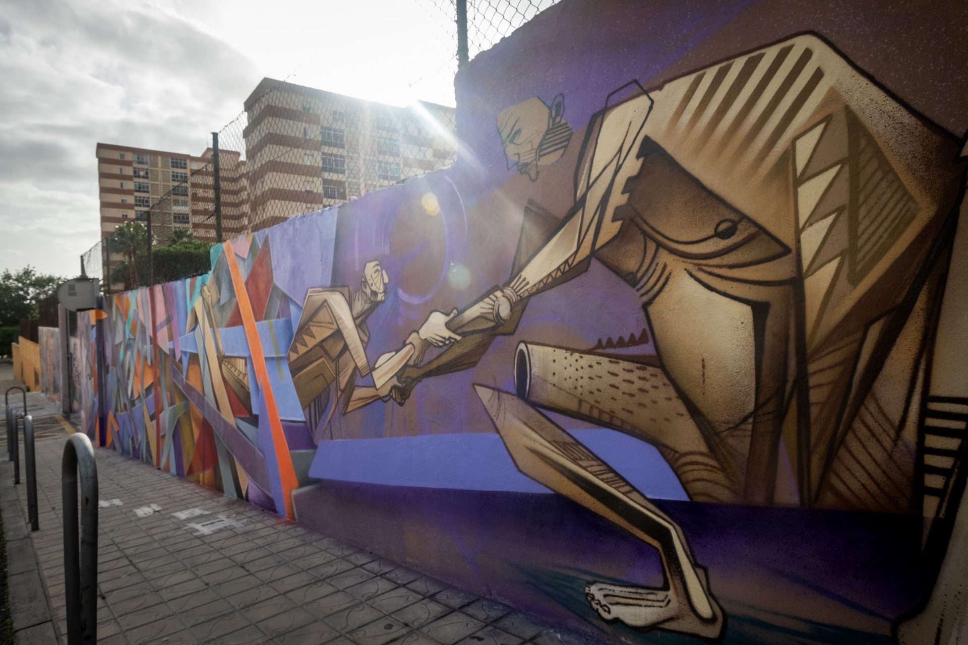 La ayuda al migrante que se juega la vida por llegar a las costas de Canarias está también representada en el mural. FRAN PALLERO