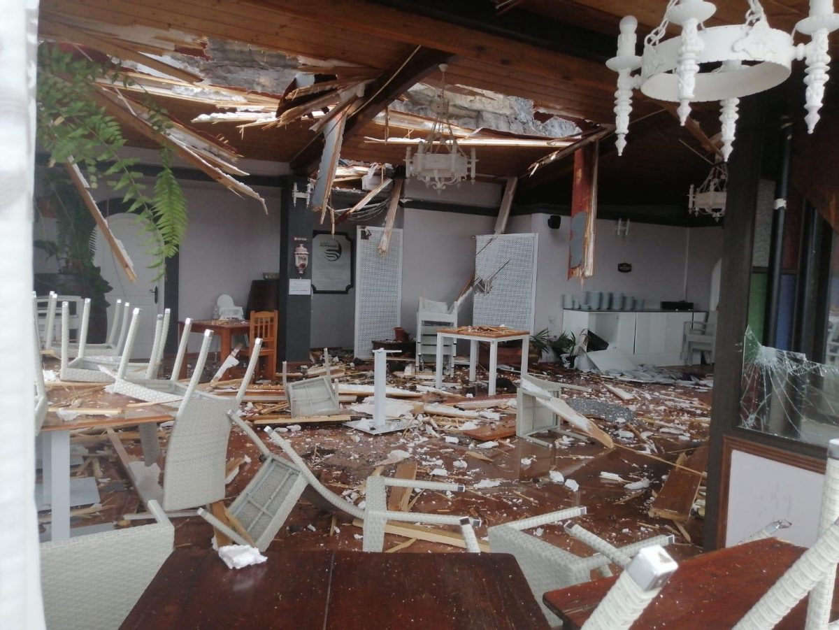 Un desprendimiento destroza un kiosco en Tazacorte, en La Palma. DA