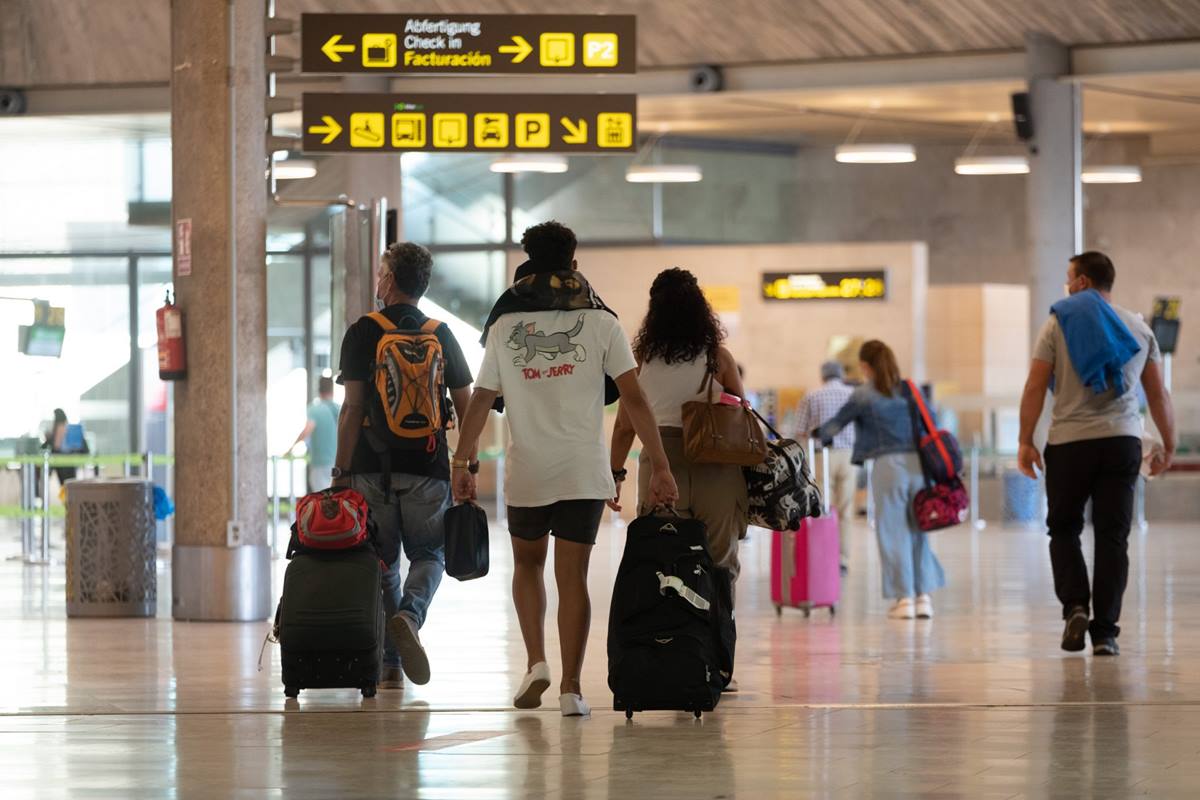 El sector turístico, pendiente de que los aeropuertos recuperen la vitalidad con test asequibles y seguros. DA