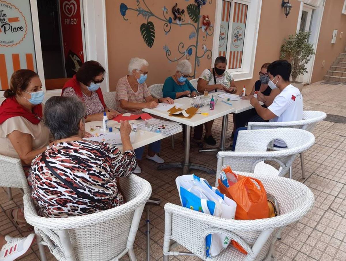 Usuarios del proyecto de estimulación cognitiva de Cruz Roja y el Ayuntamiento de Los Llanos haciendo actividades en el barrio de Puerto Naos. DA