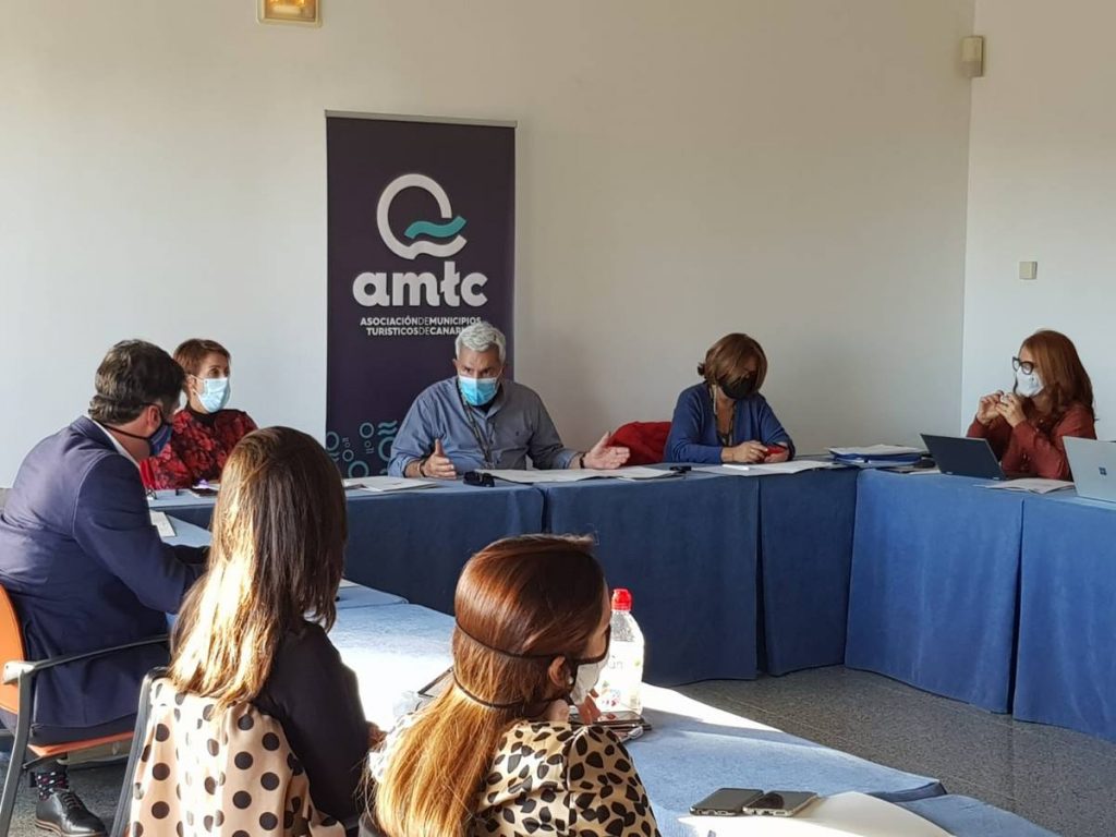 La asamblea de la Asociación de Municipios Turísticos de Canarias se celebró en Maspalomas. DA