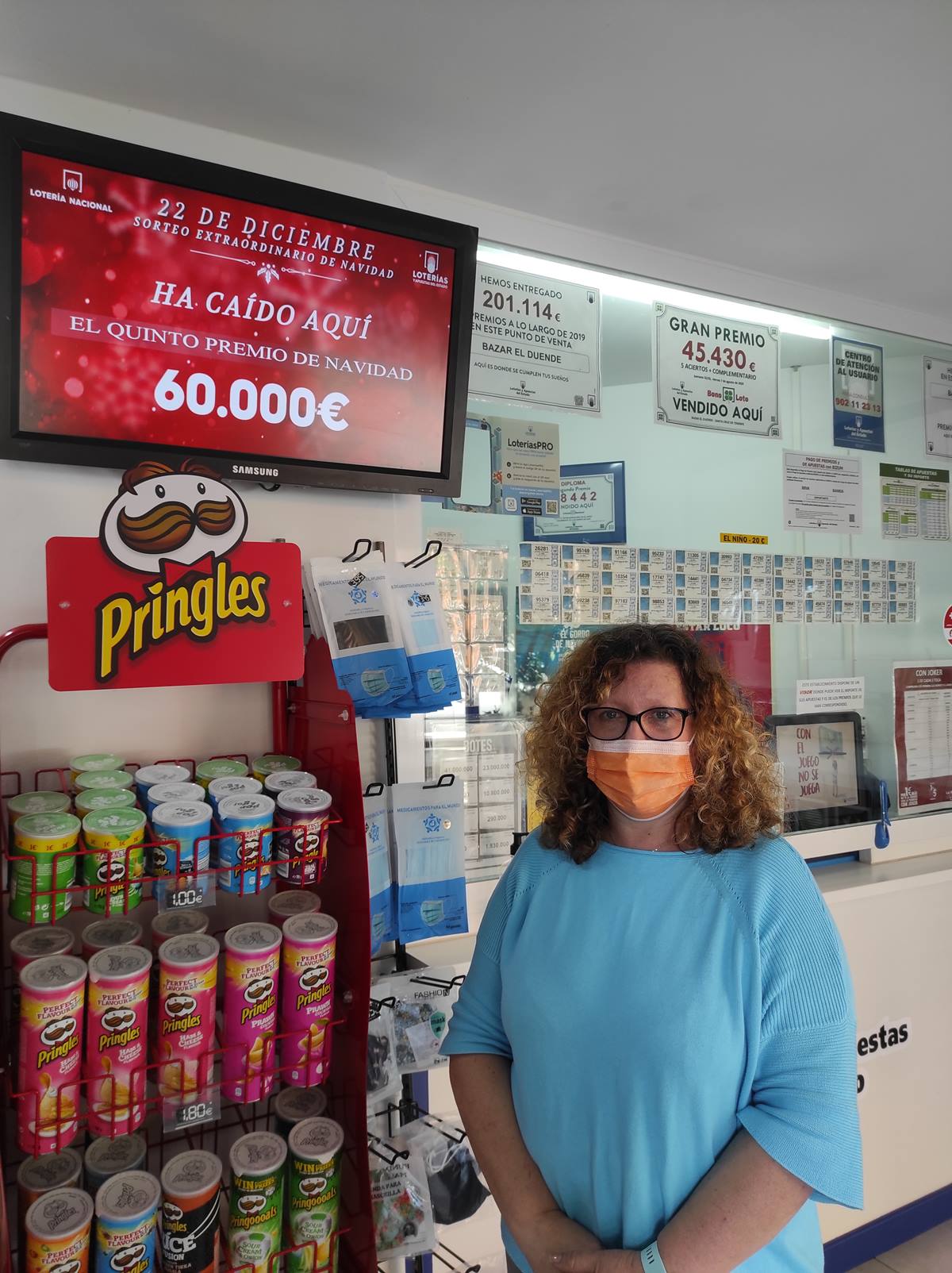 María Isabel, propietaria del establecimiento de la calle Jorge Manrique (Santa Cruz), dio un décimo del 43.831. DA