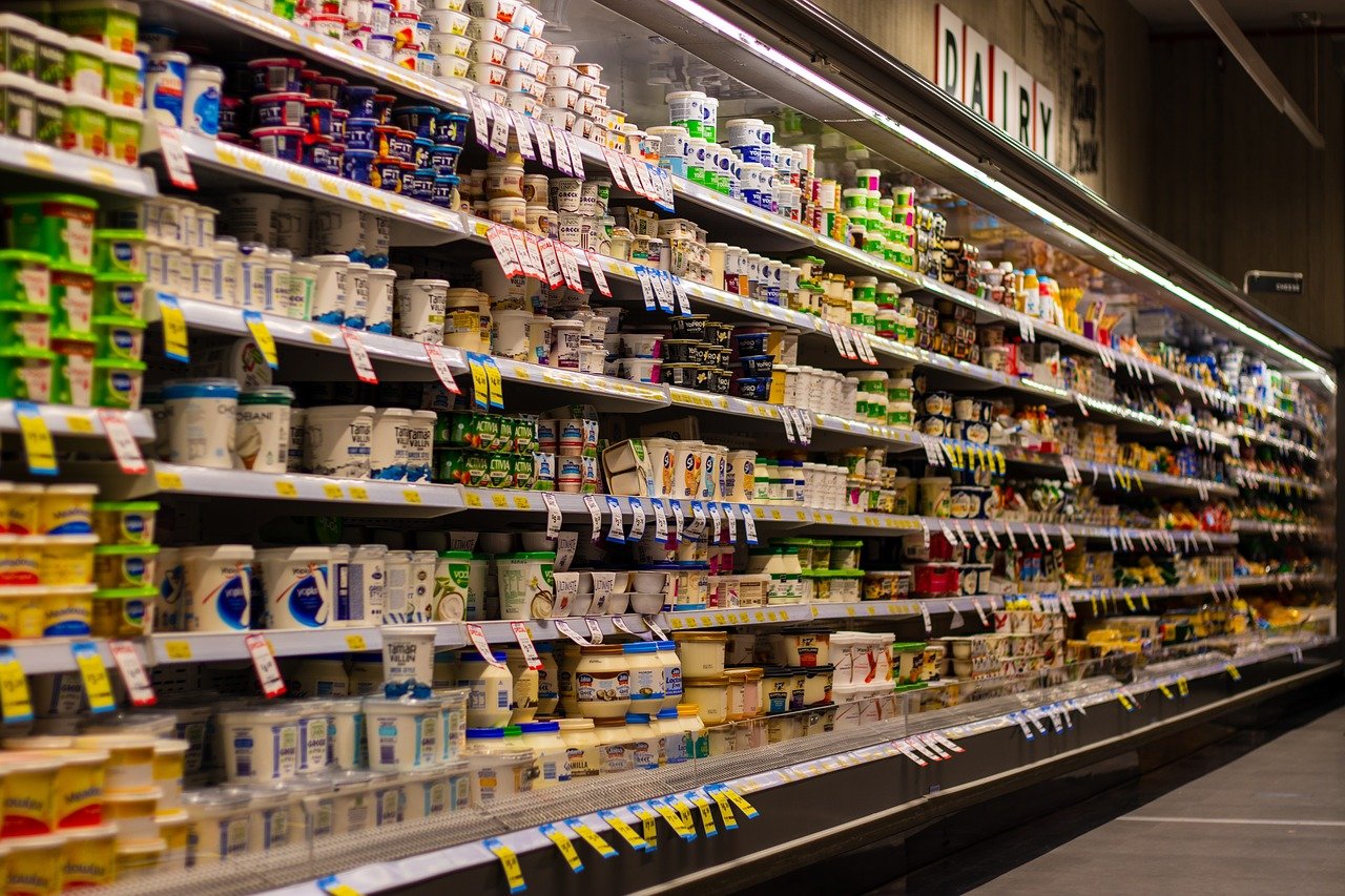 Productos lácteos en un supermercado PIXABAY