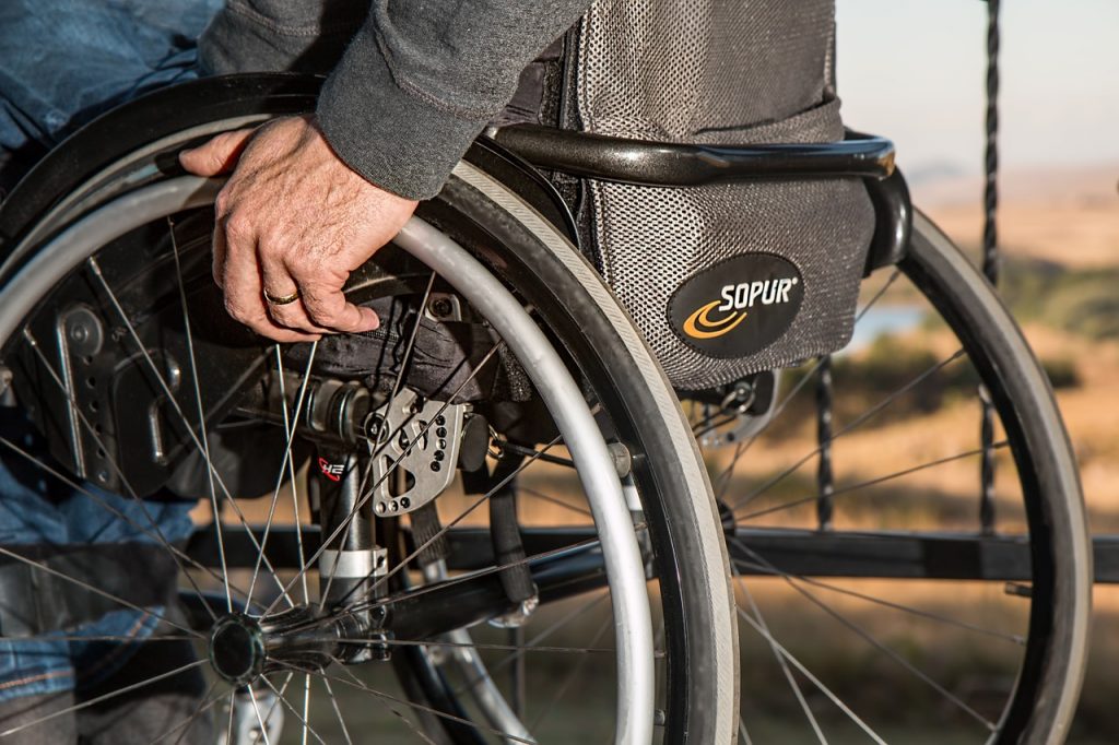 Una persona en silla de ruedas. Pixabay