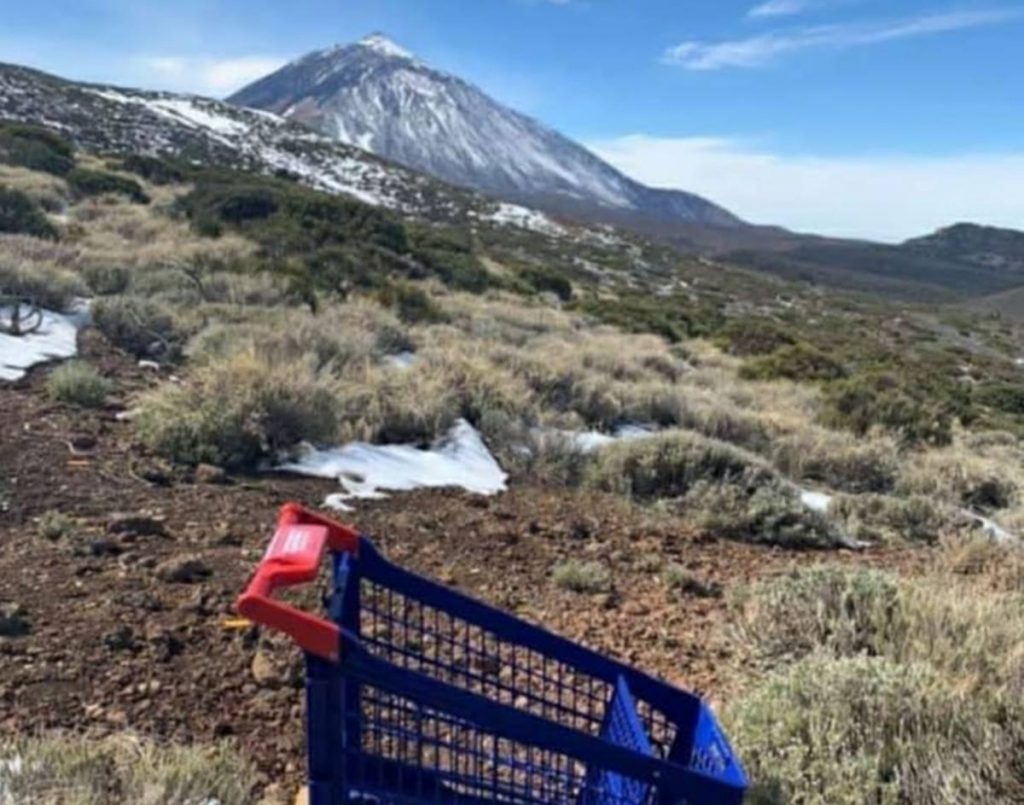Carro de la compra en el Parque Nacional del Teide. Isaac Rojas-Telesforo Bravo (Facebook)