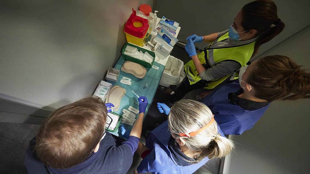 Varios trabajadores sanitarios, con material necesario para administrar la vacuna contra la Covid-19. Europa Press
