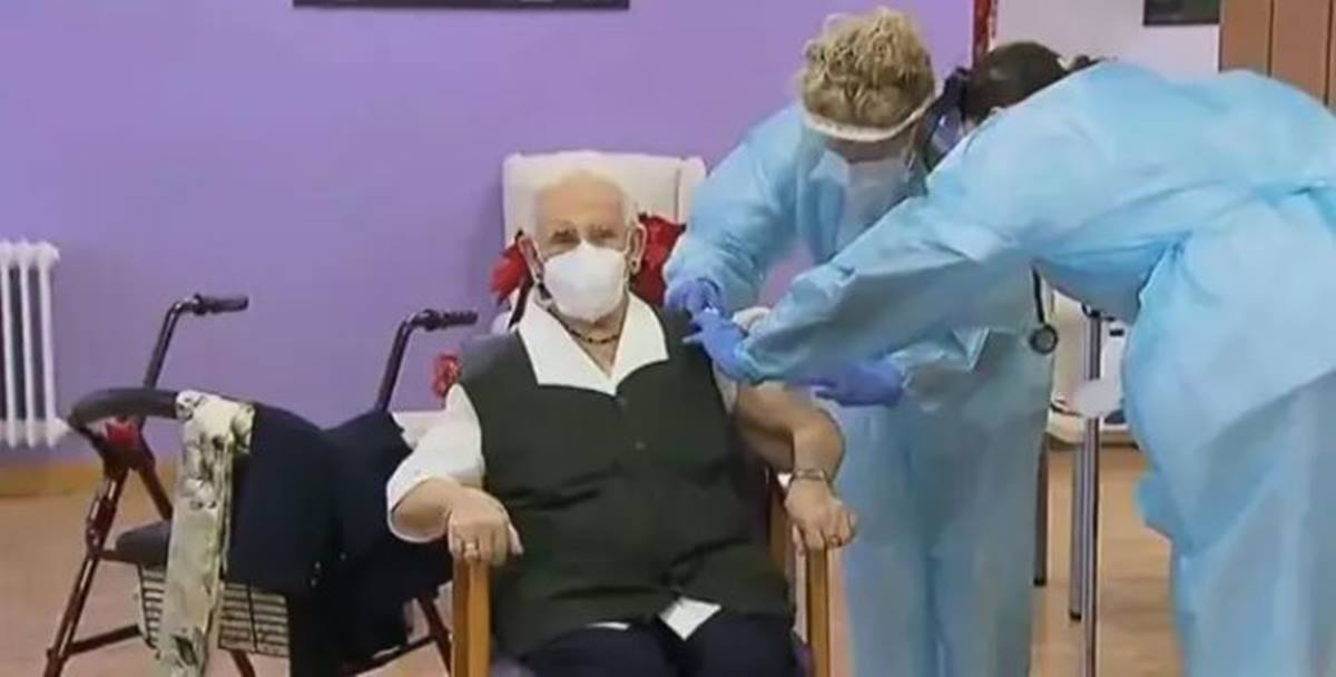 Araceli, de 96 años, la primera persona vacunada contra el Covid-19 en España. | EUROPA PRESS