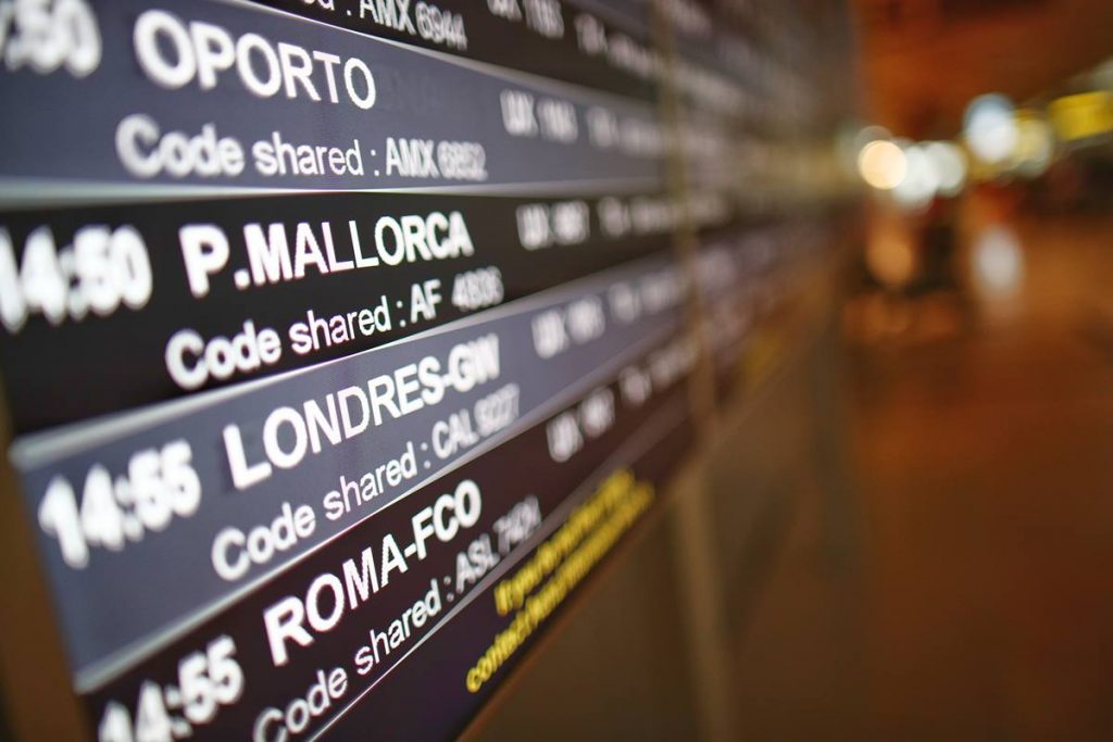 Un panel de vuelo en la terminal T4 del Aeropuerto Adolfo Suárez Madrid-Barajas. EP