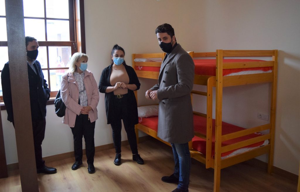 El alcalde, el concejal de Bienestar Social y las representantes de Cruz Roja, durante su visita al centro a principios de este mes. / DA
