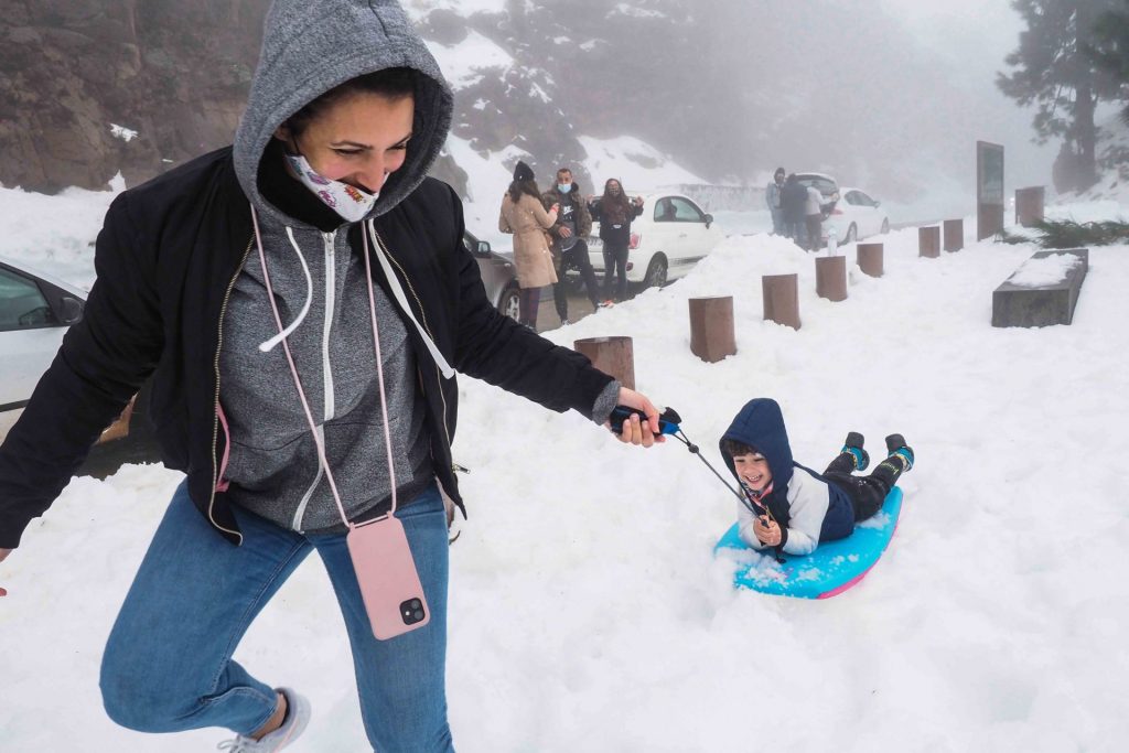 El pequeño Lucas, de cuatro añitos, tuvo ayer su bautismo de nieve y fue capaz de ‘surfear’ con su tabla en las faldas del Teide sin apenas despeinarse. Sergio Méndez