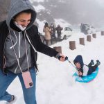 El pequeño Lucas, de cuatro añitos, tuvo ayer su bautismo de nieve y fue capaz de ‘surfear’ con su tabla en las faldas del Teide sin apenas despeinarse. Sergio Méndez
