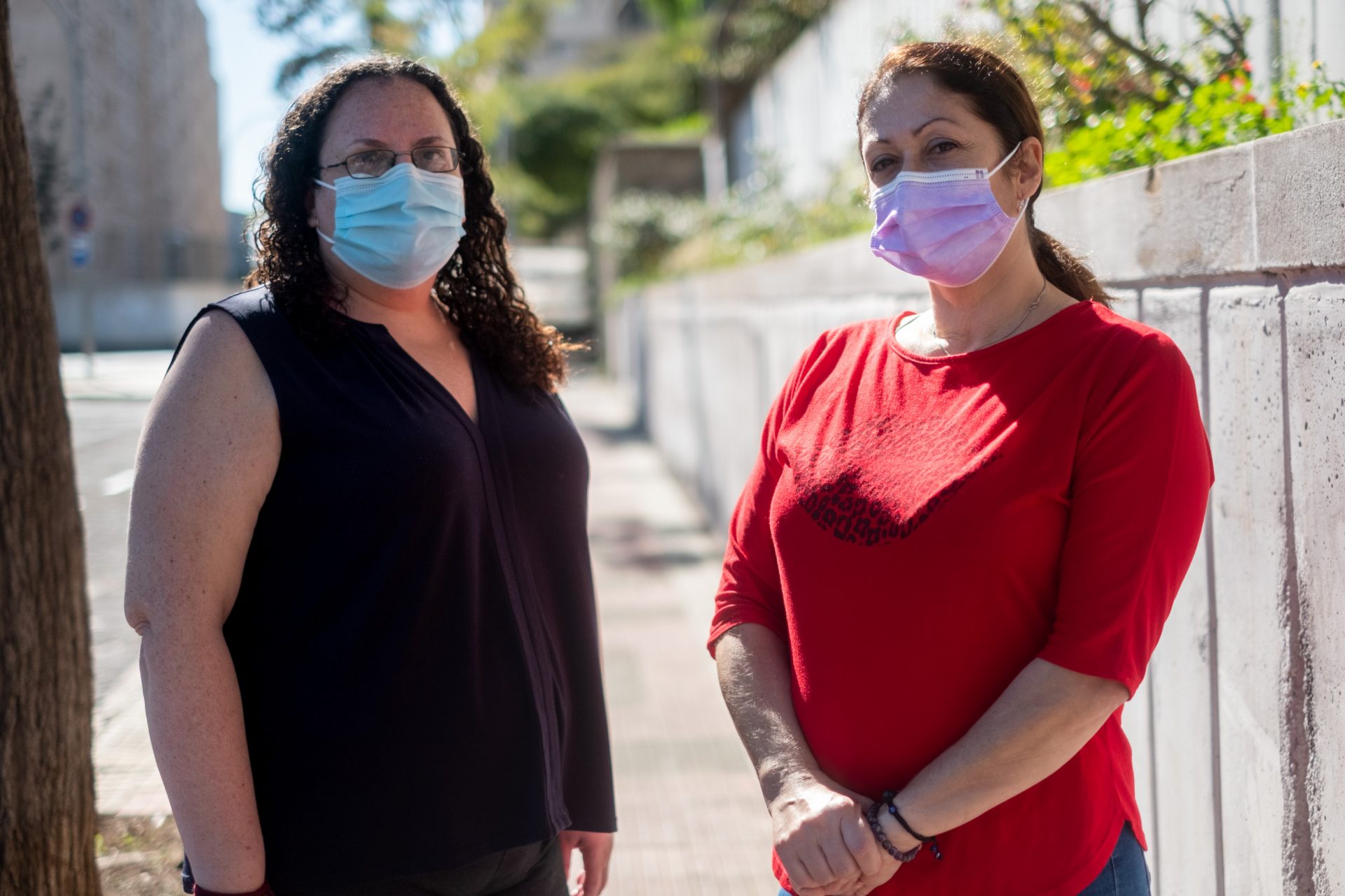 Blanca Arteaga y Odile Carracedo son dos de las vecinas afectadas por la eliminación de aparcamientos en la zona de César Casariego. FRAN PALLERO