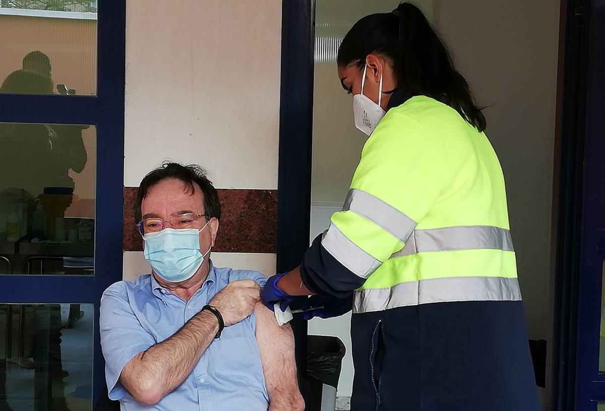 El jefe del servicio de Epidemiología, Amós García Rojas, se vacunó este miércoles. DA