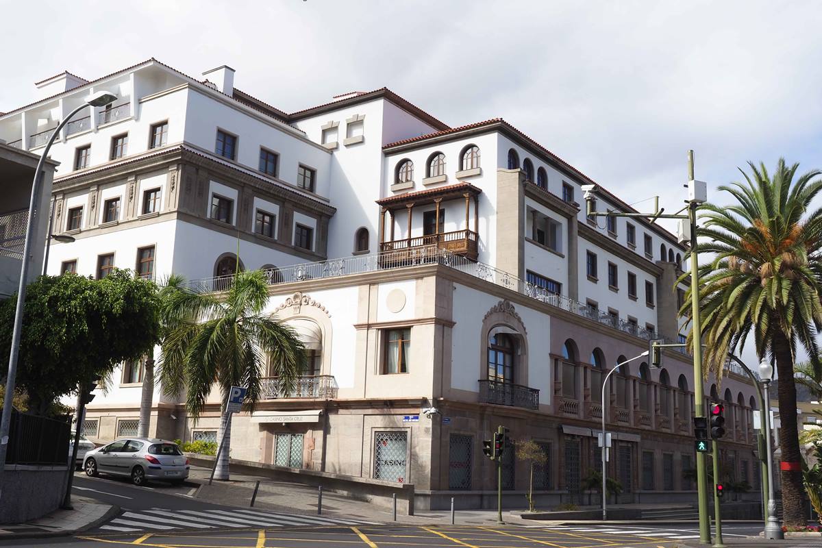 La caída de reservas por las restricciones en los principales países emisores de las Islas está provocando el cierre de muchos              hoteles. El Mencey aún no ha abierto. DA