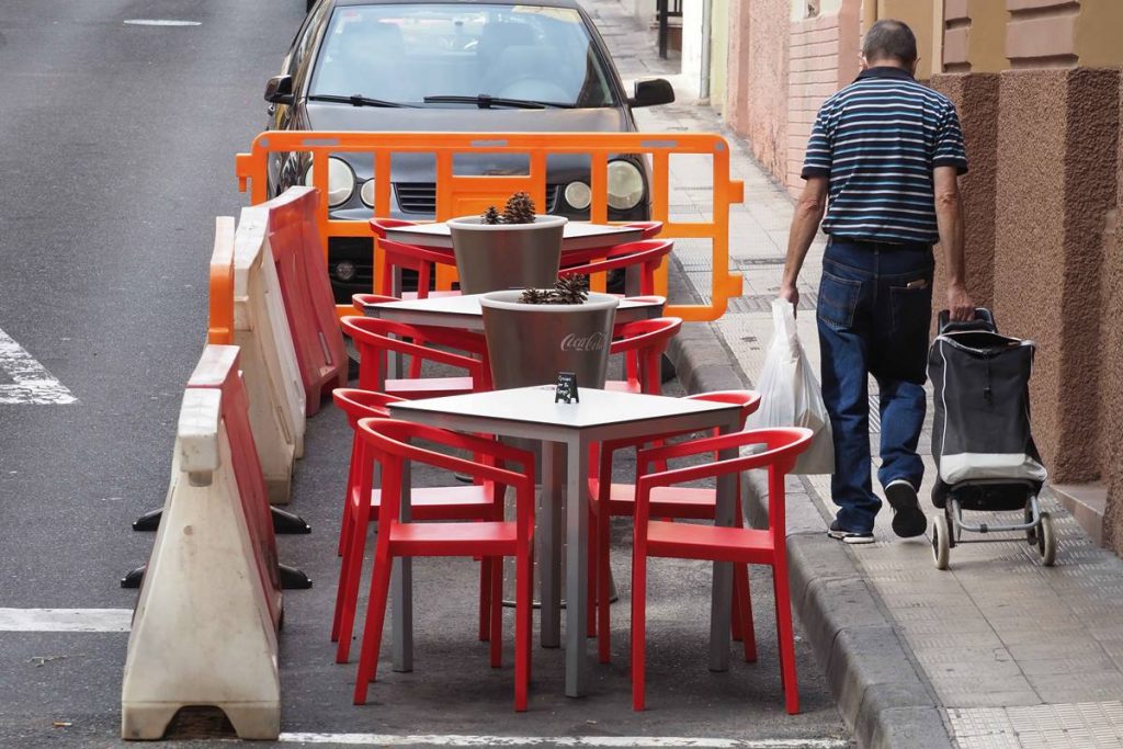 Los bares y restaurantes llevan cerca de un mes con reducción de aforo, sin poder atender en barra y solo con mesas en terrazas. Sergio Méndez