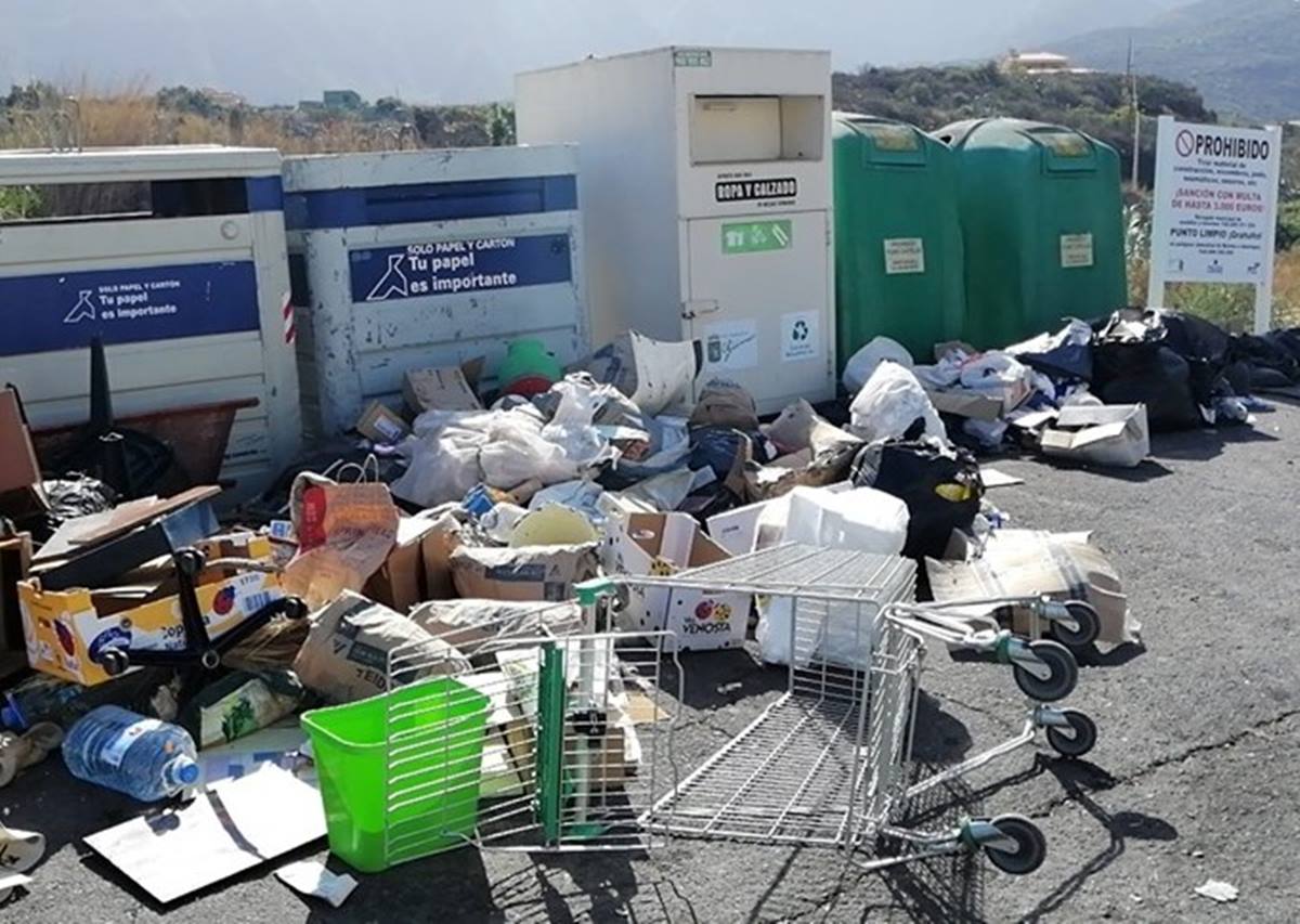 Imágenes como esta son habituales en Güímar, donde el servicio de recogida de basura está pendiente de ser licitado, como en Candelaria. DA