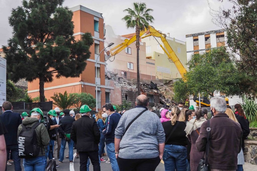 Vecinos presenciaron ayer las obras para ser testigos del inicio de la demolición. Sergio Méndez