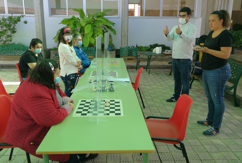 El monitor autonómico de ajedrez Felipe Ramos, impartiendo una clase con la ayuda de una intérprete de lengua de signos perteneciente a Funcasor. DA