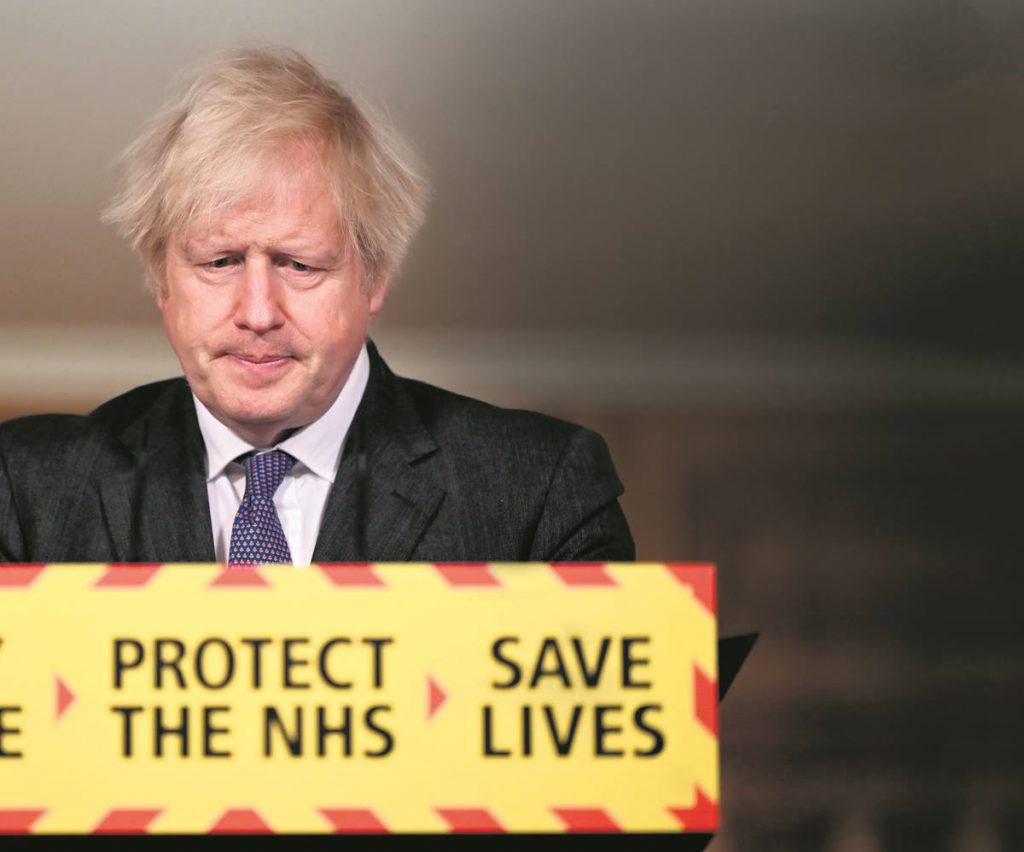 Johnson reconoció ayer que el sistema público de salud está sometido a una mayor presión en Reino Unido por la nueva variante de la COVID, aunque destacó la efectividad de las vacunas.