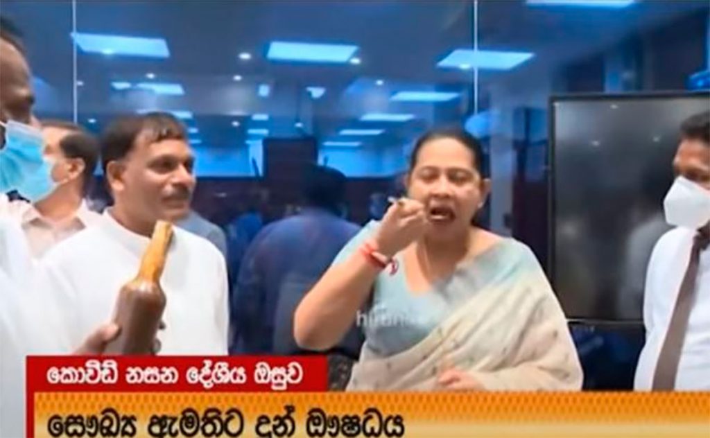 La ministra de Sanidad de Sri Lanka da positivo por COVID tras beber una poción preventiva de un brujo