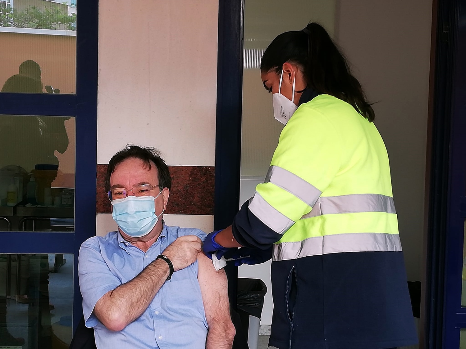 El Jefe de Epidemiología del Servicio Canario de la Salud, Amós García, se vacuna frente al coronavirus. DA