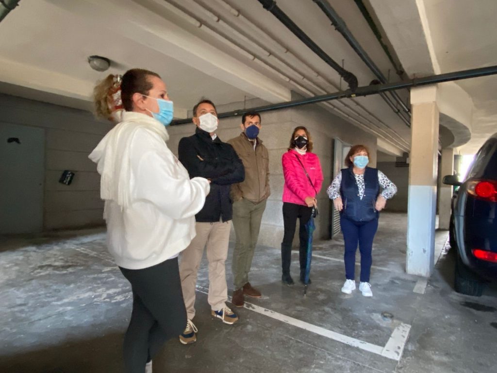 José Manuel Bermúdez durante la visita a las viviendas de San Pío. / DA