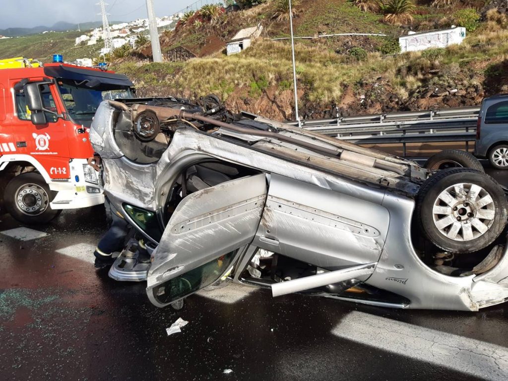 Lluvia y retenciones: piden máxima precaución en las carreteras tinerfeñas. Bomberos Tenerife (Twitter)