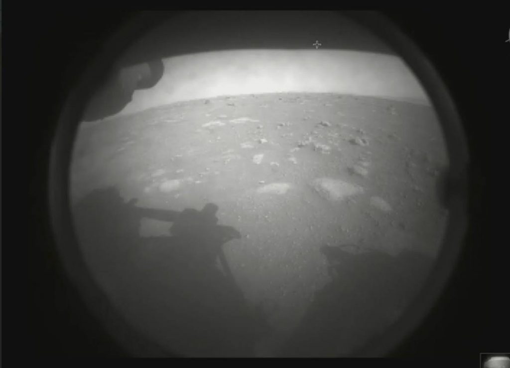 Primeras imágenes del rover Perseverance en el suelo de Marte. NASA