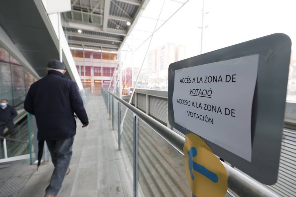 Colegio electoral en L'Hospitalet de Llobregat (Barcelona) durante las elecciones catalanas. EP