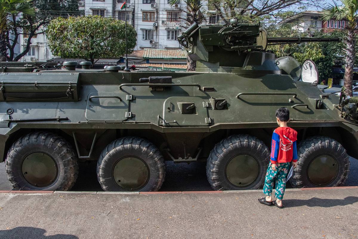 Un niño junto a un vehículo militar en Rangún en una imagen de archivo. EP
