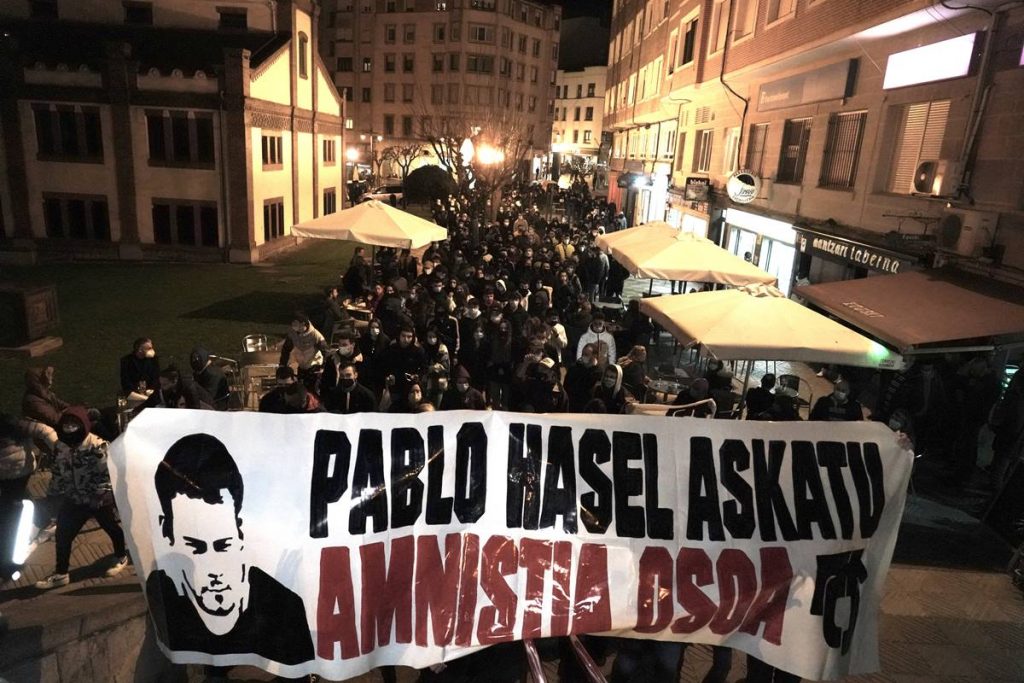 Varias personas sujetan un cartel en el que se lee: `Pablo Hasel Askatu´ durante una manifestación contra el encarcelamiento del rapero y poeta Pablo Hasel, EP
