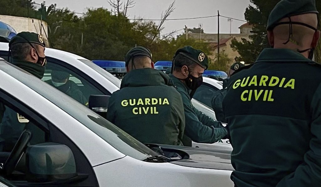 Violento desalojo en Lanzarote: un británico agrede a tres agentes cuando lo bajaban del avión