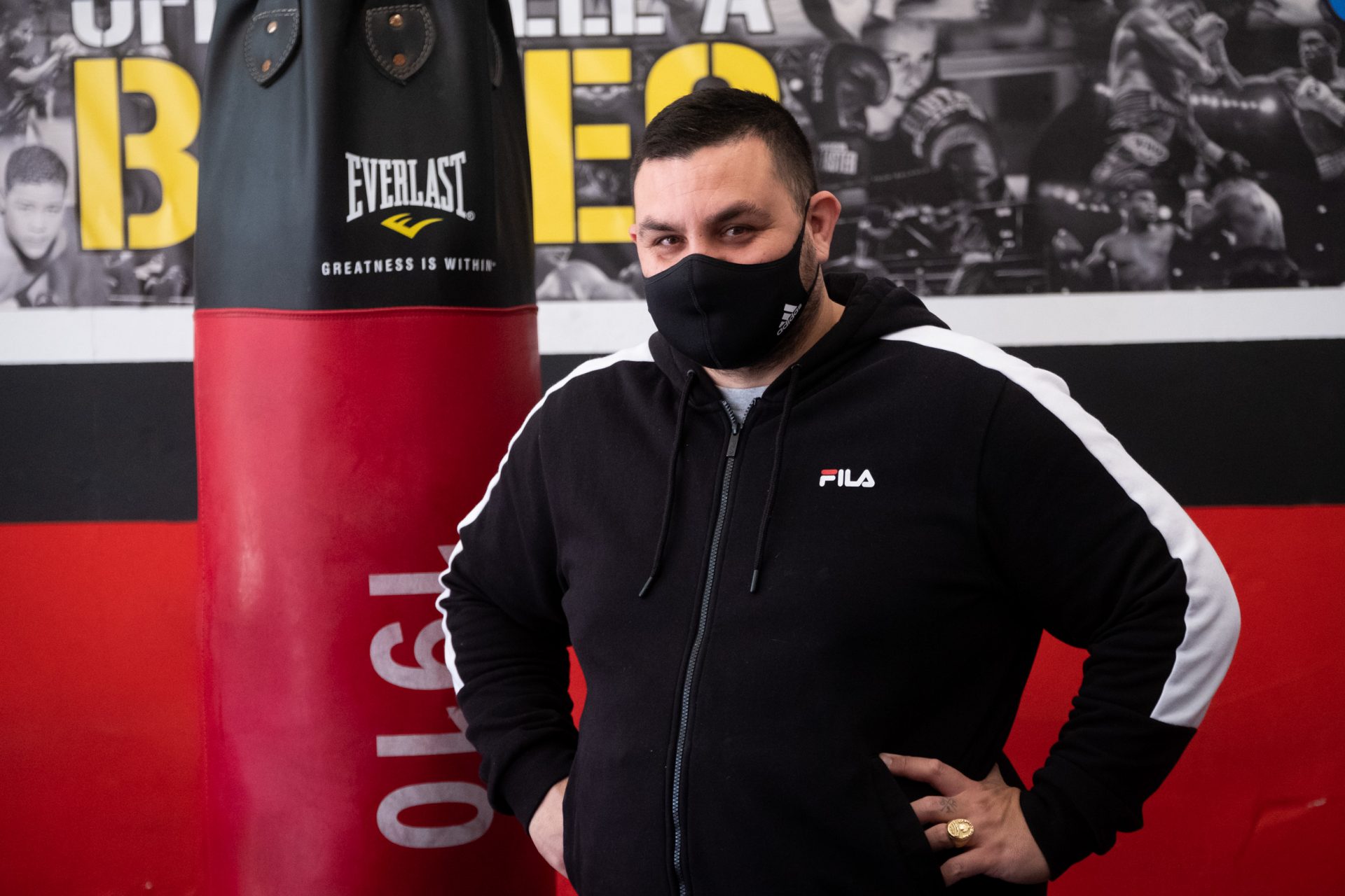 Yeray Silvera, vecino de El Cigüeñal y amante del boxeo, decidió hace ocho años abrir un local para enseñar este deporte en el barrio. Fran Pallero