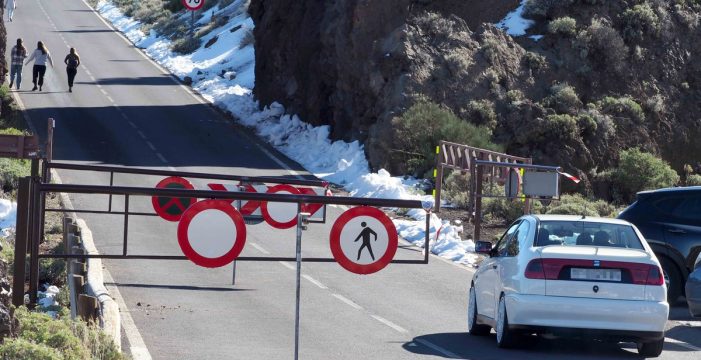 Cierran los accesos al Teide y piden no subir porque hay hielo y escarcha en la carretera